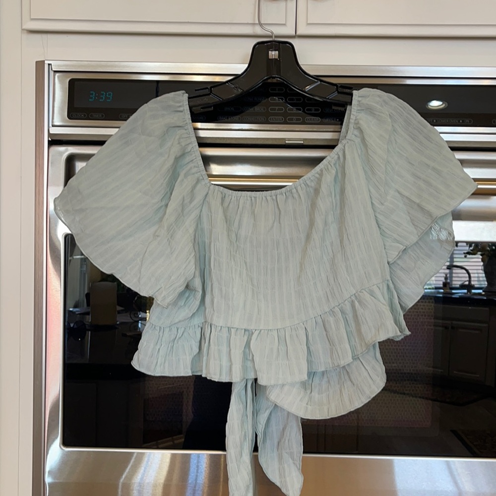 Short crop top with open back